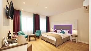 Dobbeltrom | Minibar, safe på rommet, skrivebord og skrivebord for bærbar PC