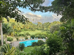 Piscina externa, espreguiçadeiras
