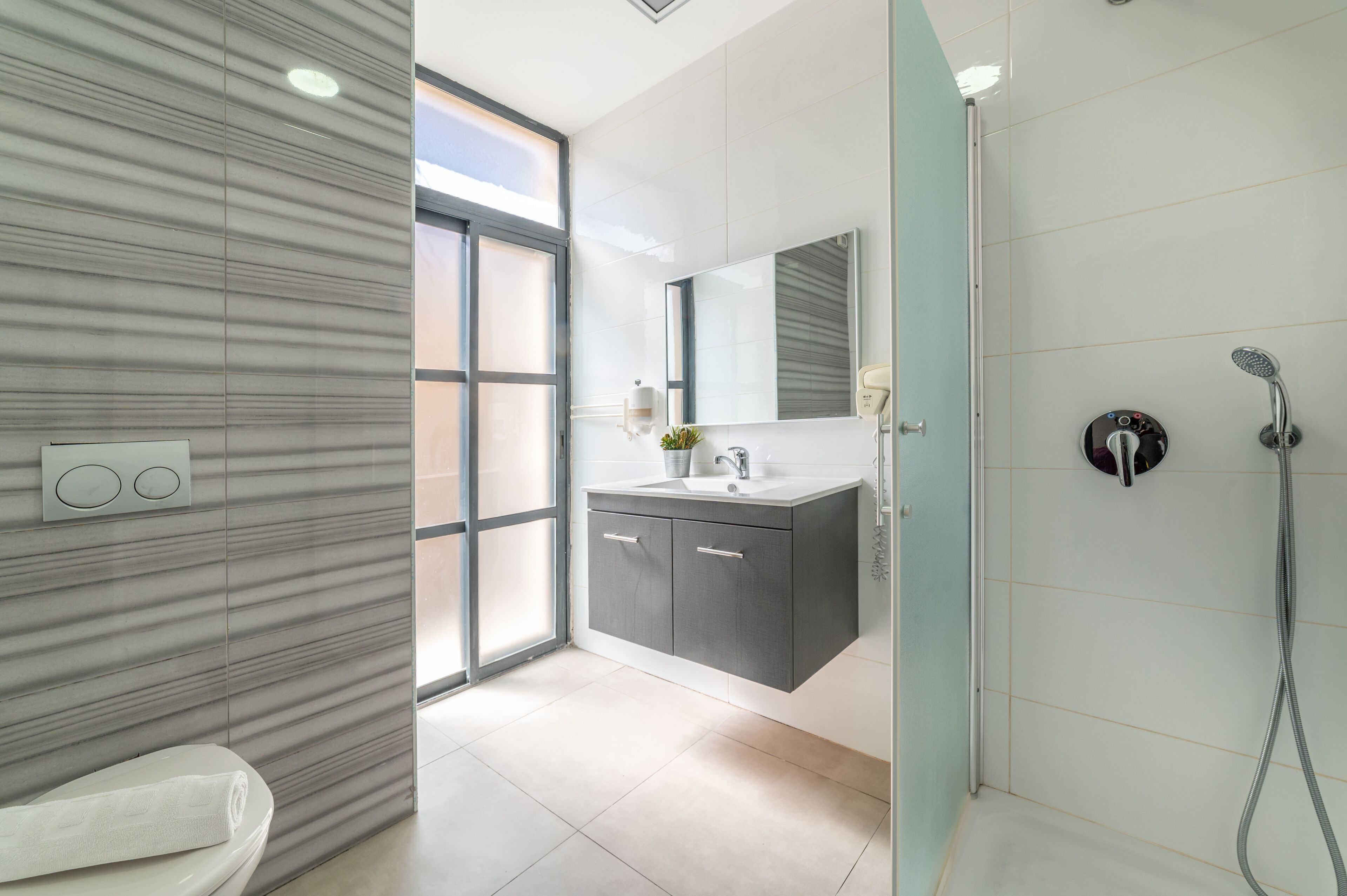 small single room (near reception) | bathroom | shower, free toiletries, hair dryer, towels