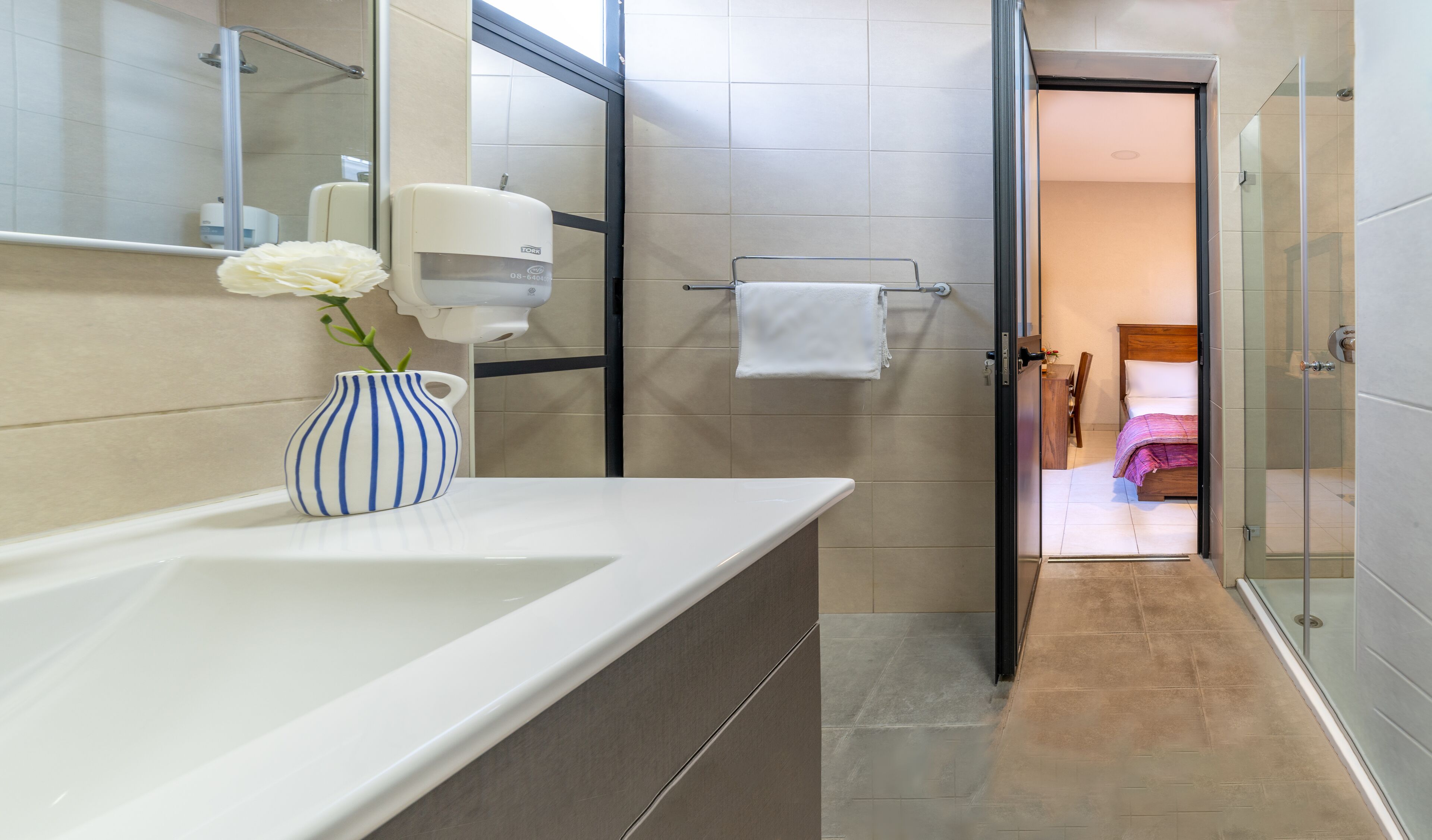 standard twin room | bathroom | shower, free toiletries, hair dryer, towels