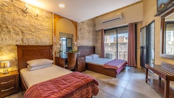 Chambre Triple Supérieure, balcon, vue ville