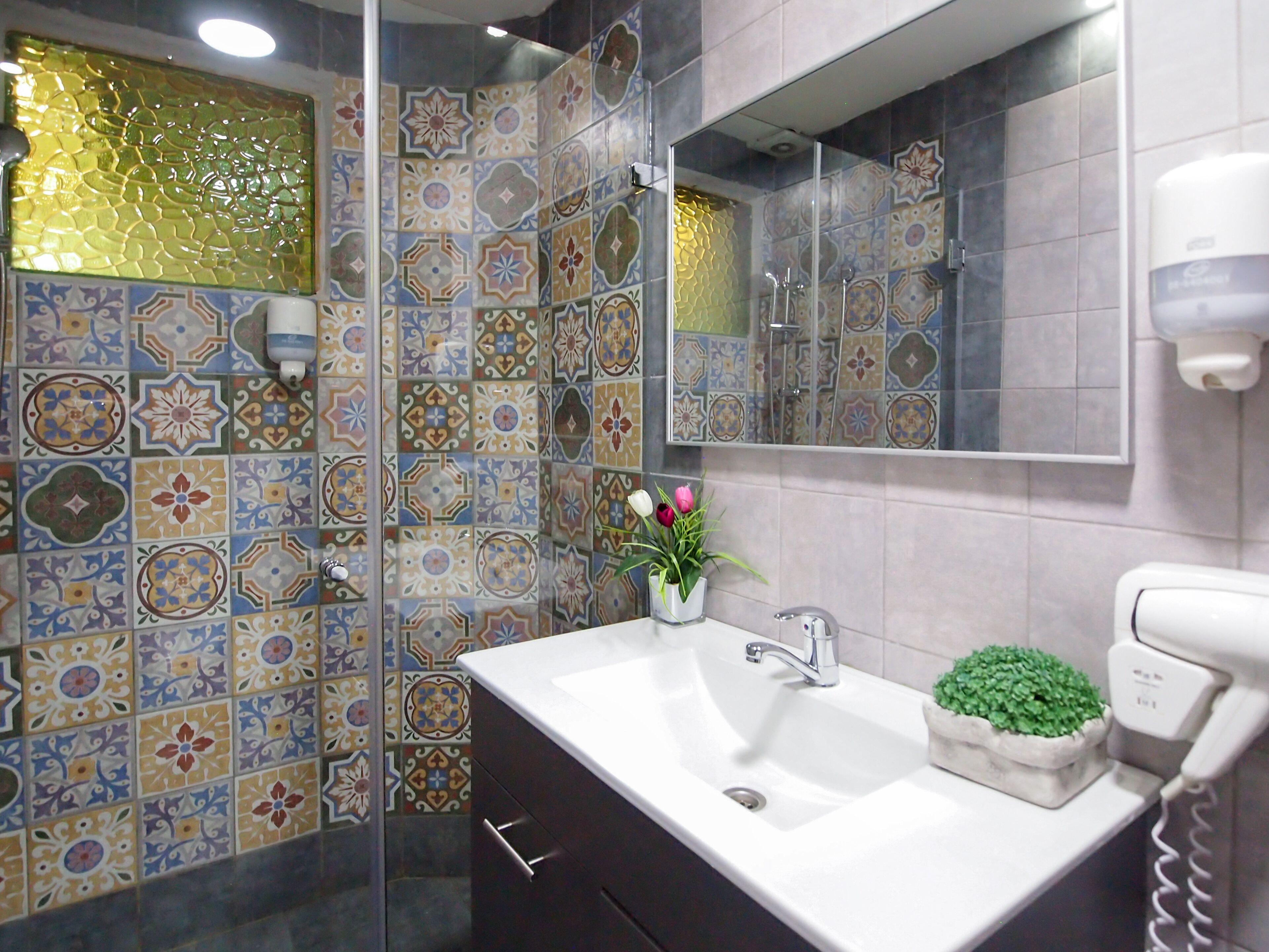 shower, free toiletries, hair dryer, towels