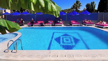 Piscine extérieure, parasols de plage, chaises longues