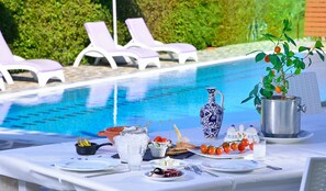 室外游泳池，提供泳池遮陽傘和日光浴躺椅