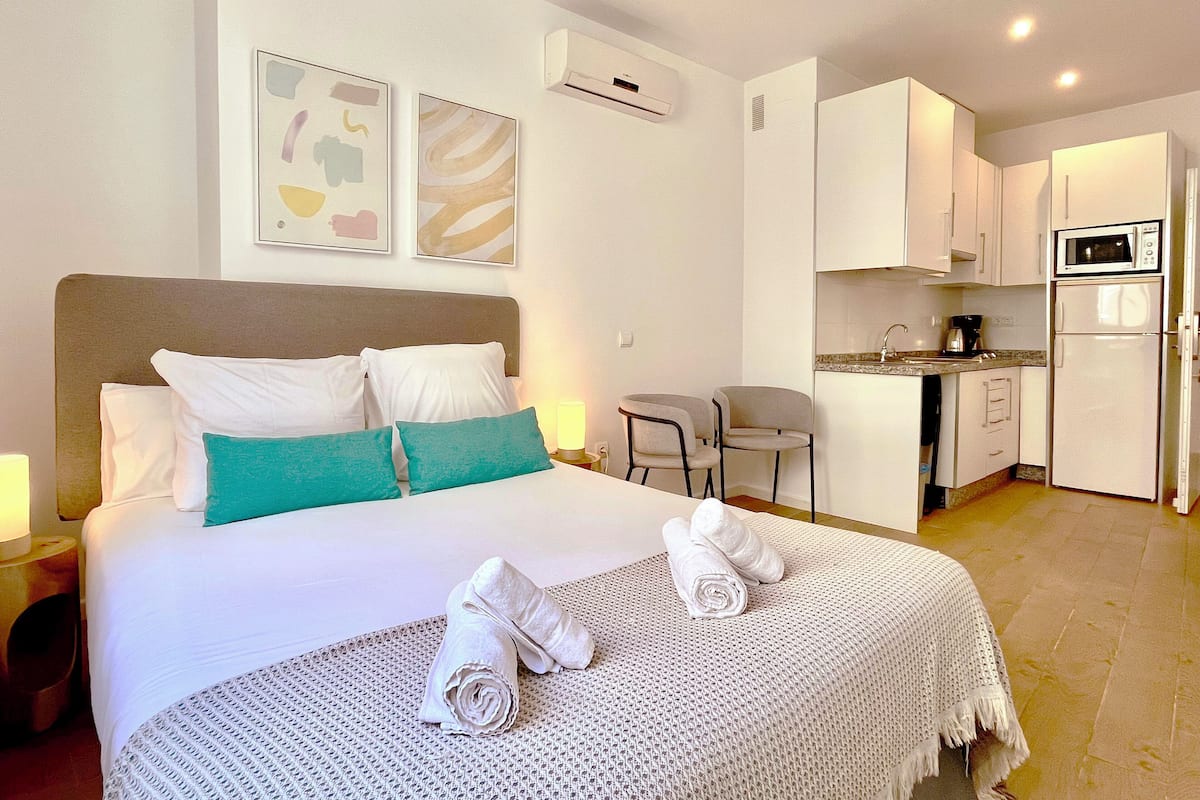 Setrika/meja setrika, Wi-Fi gratis, dan seprai linen