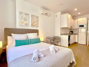 Iron/ironing board, free WiFi, bed sheets
