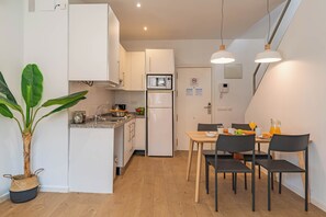 Dúplex, 1 dormitori, terrassa | Cuina privada | Frigorífic gran, microones, placa de cuina i cafetera i tetera 