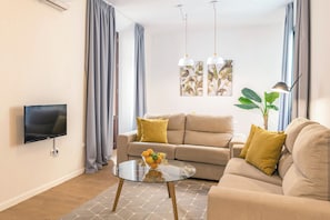 Apartemen, 1 kamar tidur | Area keluarga | Televisi plasma 28-inci dengan saluran TV kabel dan TV