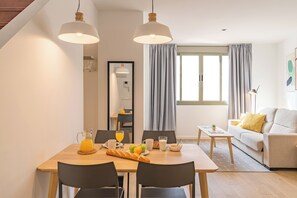 Dupleks, 1 kamar tidur, teras | Area keluarga | Televisi plasma 28-inci dengan saluran TV kabel dan TV