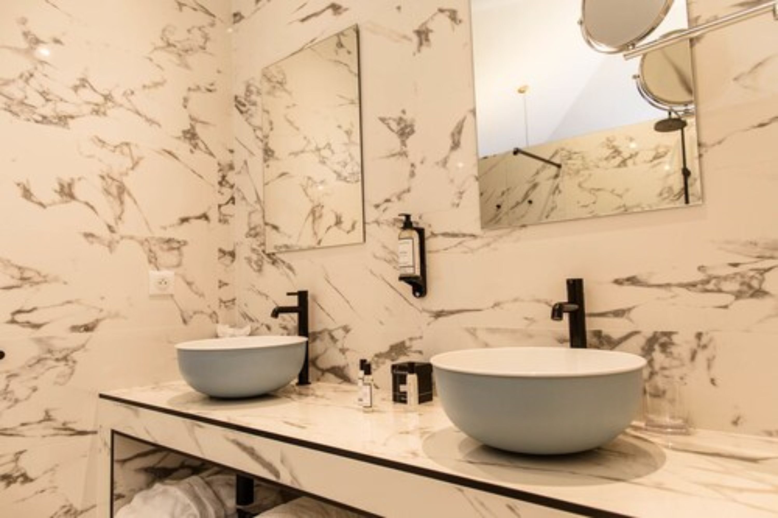 suite, hot tub | bathroom | shower, free toiletries, hair dryer, slippers