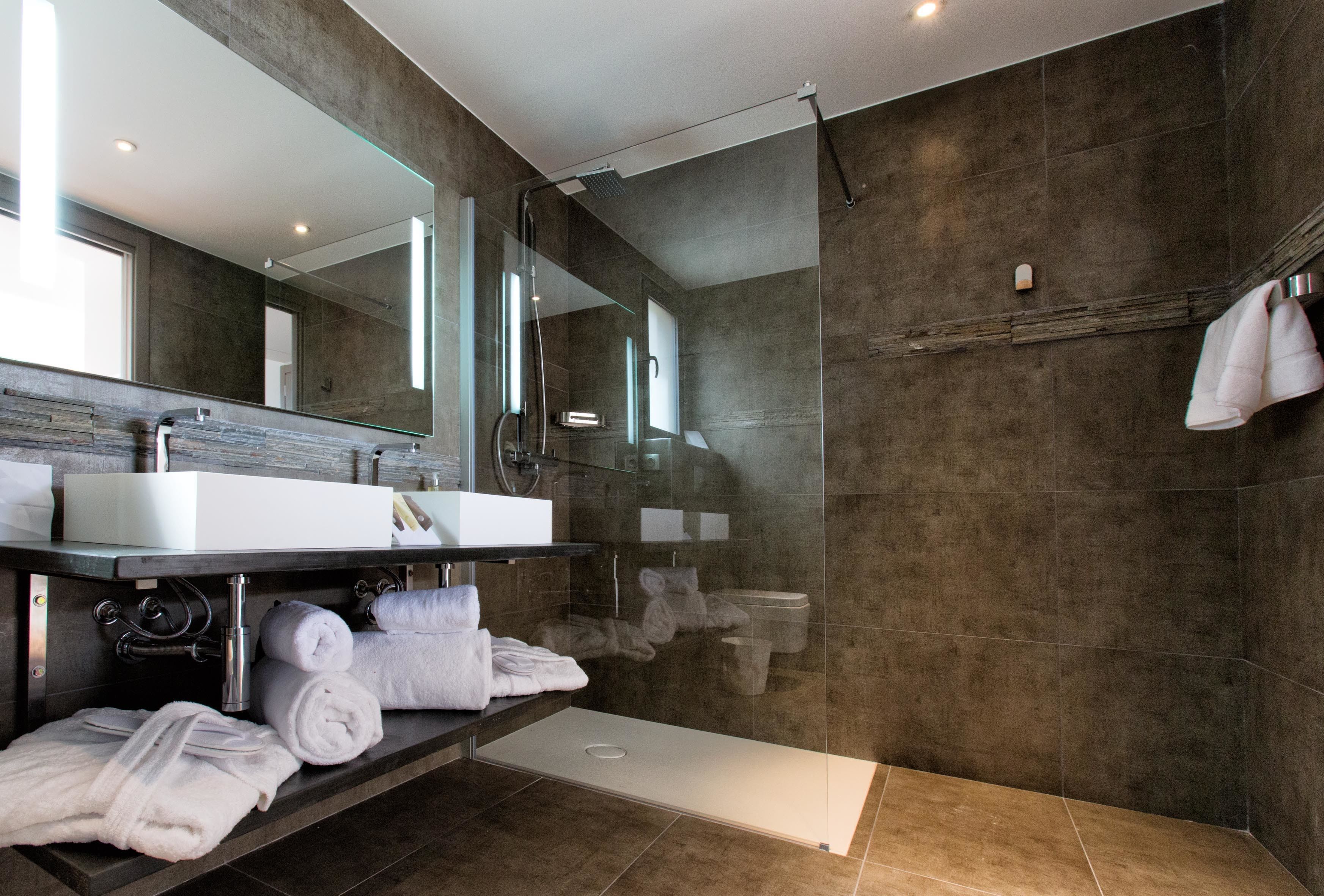 deluxe room | bathroom | shower, free toiletries, hair dryer, slippers