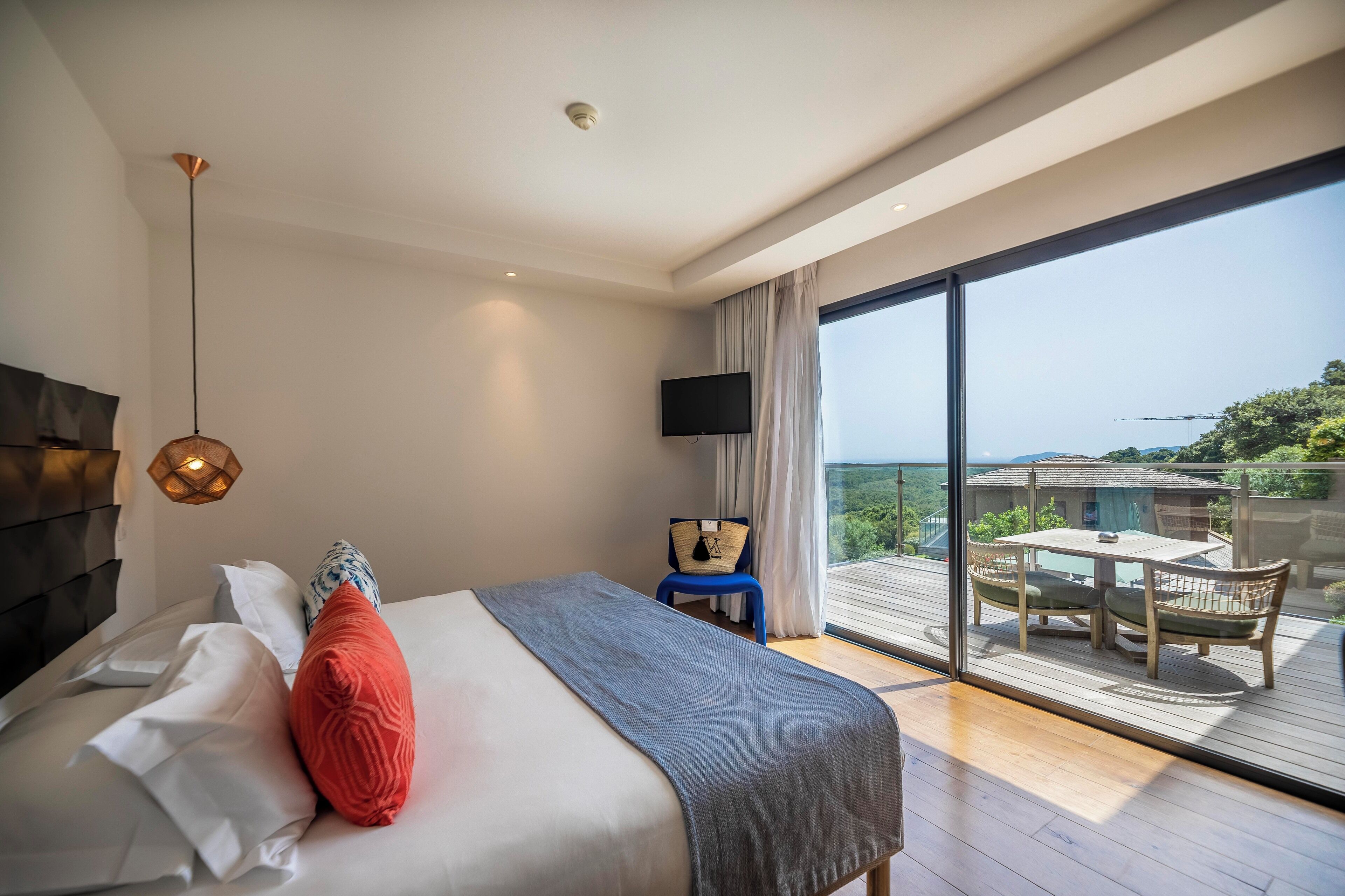 deluxe room | minibar, in-room safe, desk, soundproofing