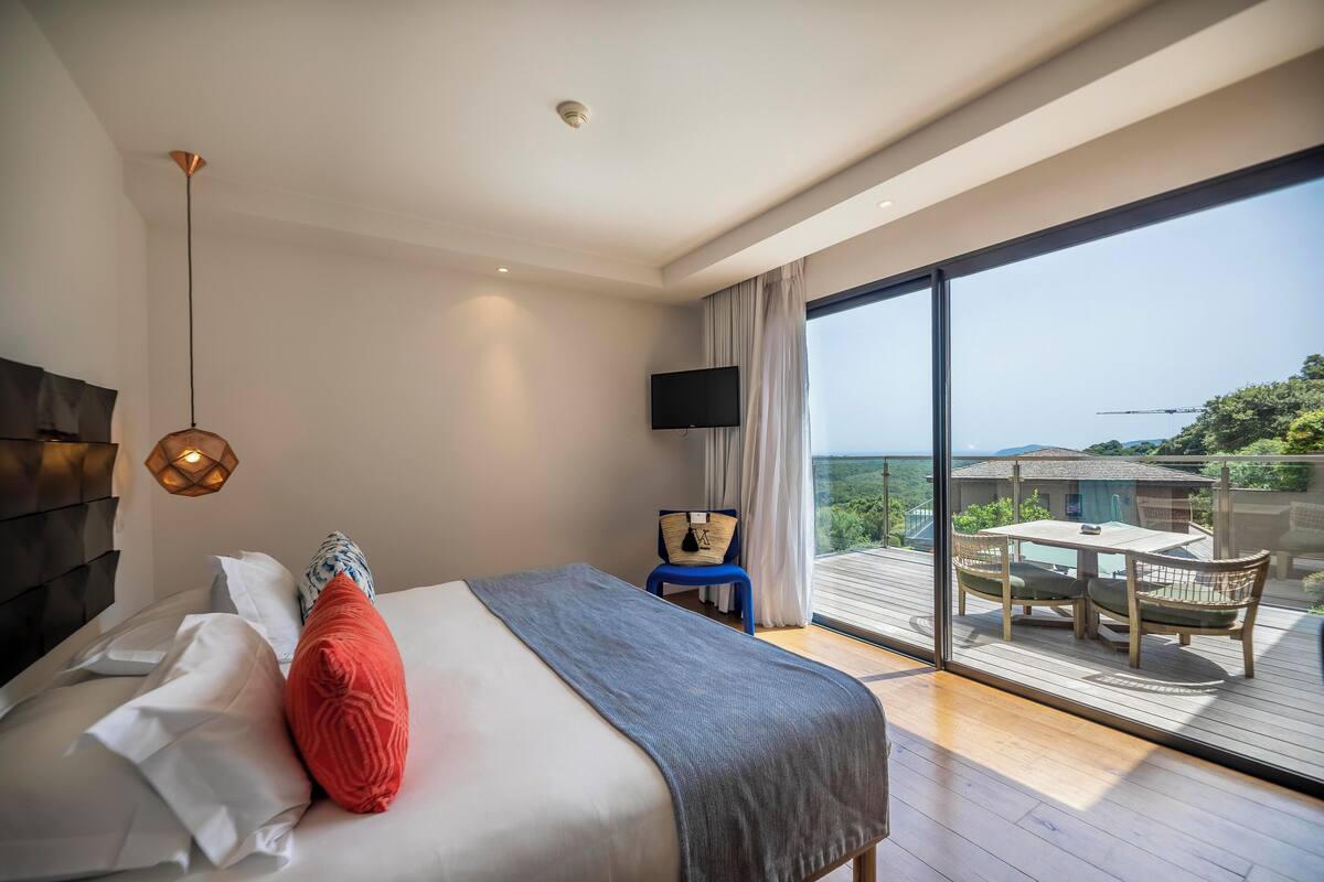 deluxe room | minibar, in-room safe, desk, soundproofing