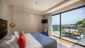 Deluxe Room | Minibar, in-room safe, desk, soundproofing