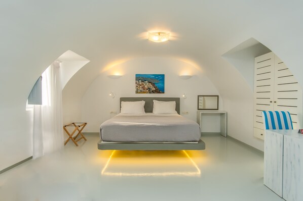 Superior Suite | Premium bedding, minibar, in-room safe, desk - Central Fira (Santorini)