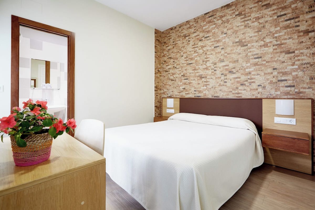 Minibar, caja de seguridad en la habitación y escritorio