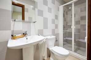 Double or Twin Room | Bathroom shower - Hostal Campo Nuevo (Sanlucar de Barrameda)