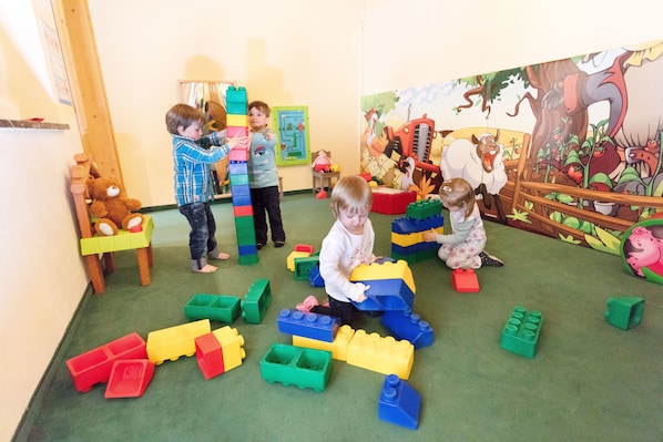 Zona de juegos infantil cubierta