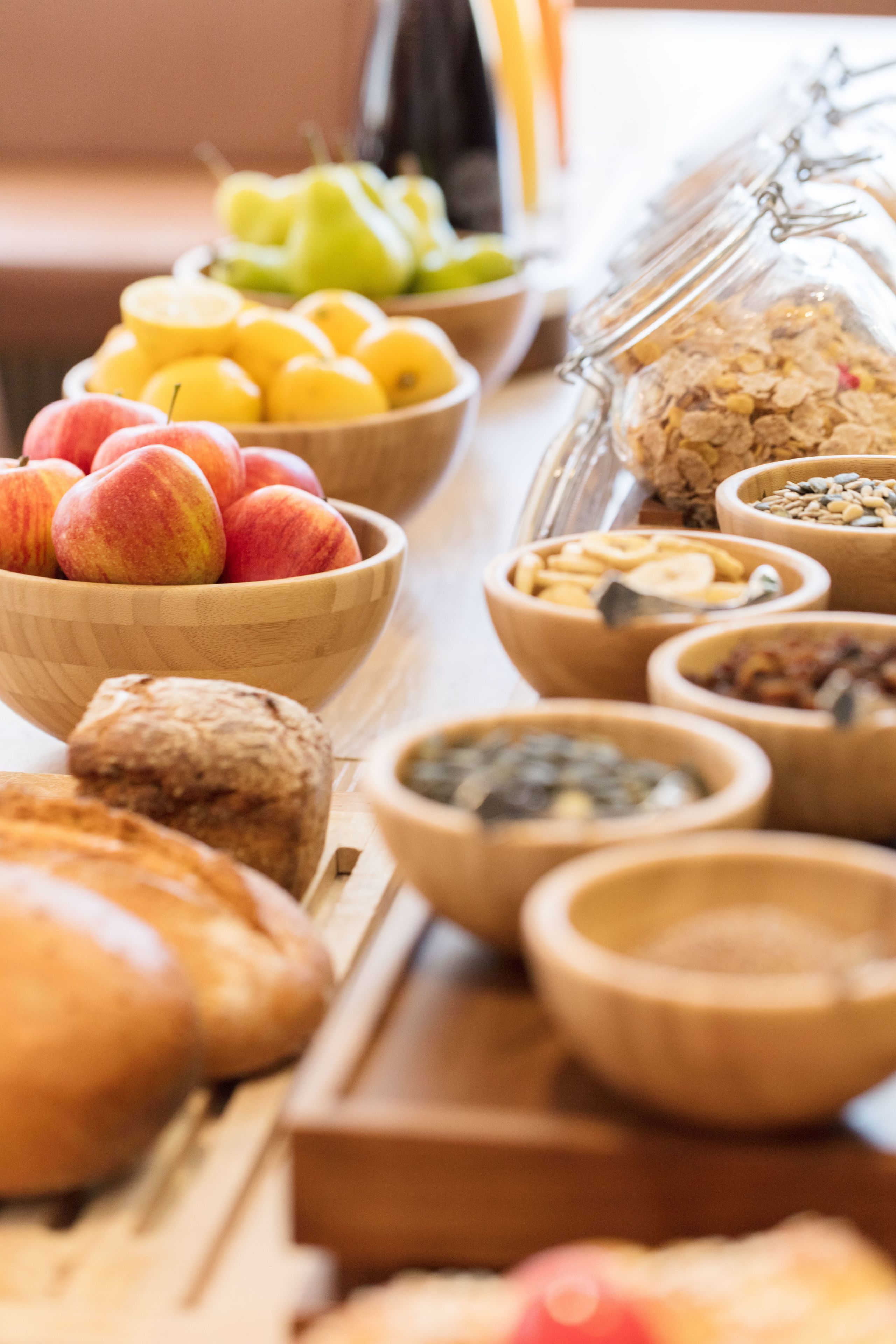 Un buffet de petit-déjeuner proposant une variété de fruits, de céréales et de viennoiseries.