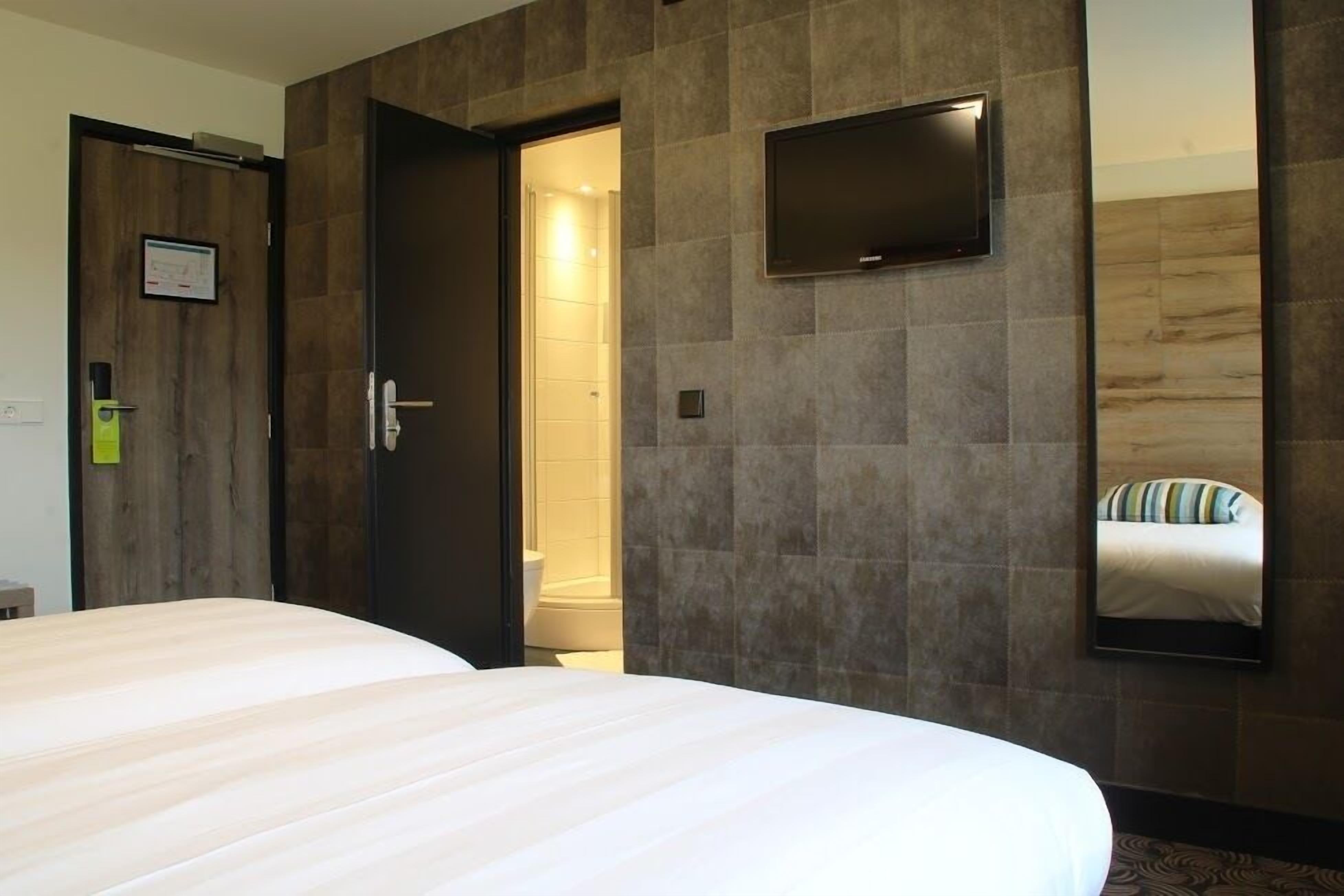 desk, soundproofing, cots/infant beds, free wifi