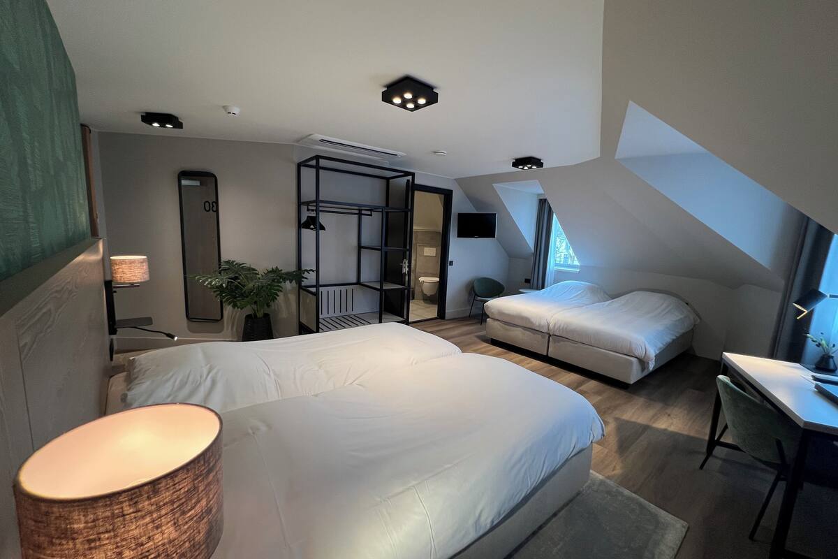 quadruple room | desk, soundproofing, cots/infant beds, free wifi