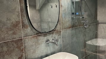 Een haardroger, handdoeken, zeep, shampoo