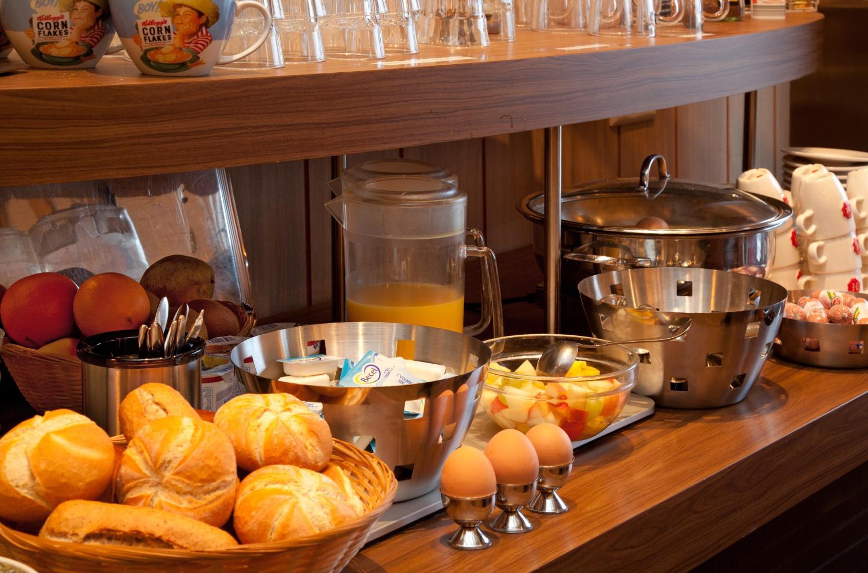 lunch and dinner served, local cuisine