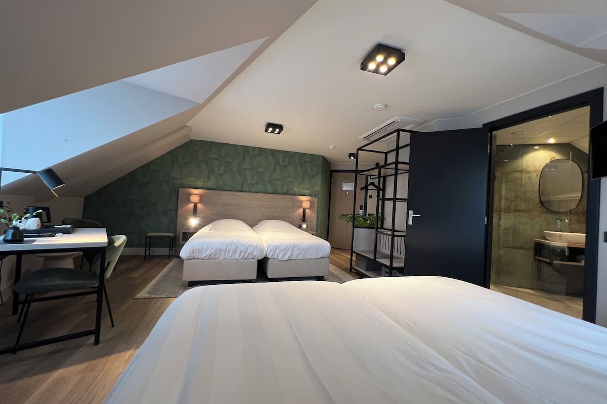 quadruple room | desk, soundproofing, cots/infant beds, free wifi