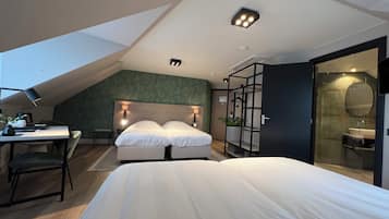 Quadruple Room | Desk, soundproofing, cribs/infant beds, free WiFi