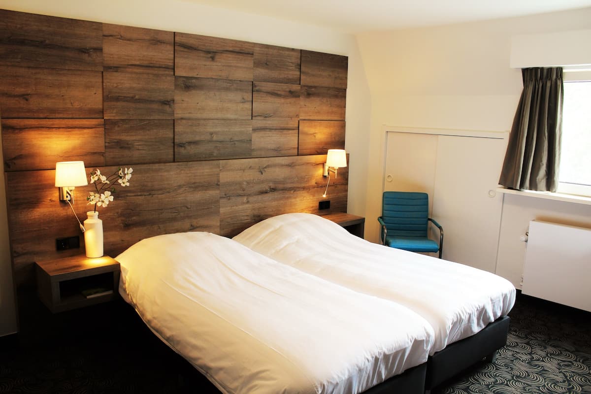 standard double room | desk, soundproofing, cots/infant beds, free wifi