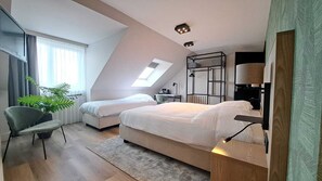 Quarto triplo | Escrivaninha, quartos à prova de som, berços (sobretaxa)