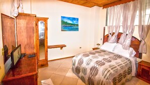Quarto com uma cama, um guarda-roupa de madeira, um quadro e uma janela com cortinas.