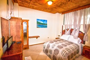 Queen Room | Desk, rollaway beds, free WiFi - Pacot Breeze (Port-au-Prince)