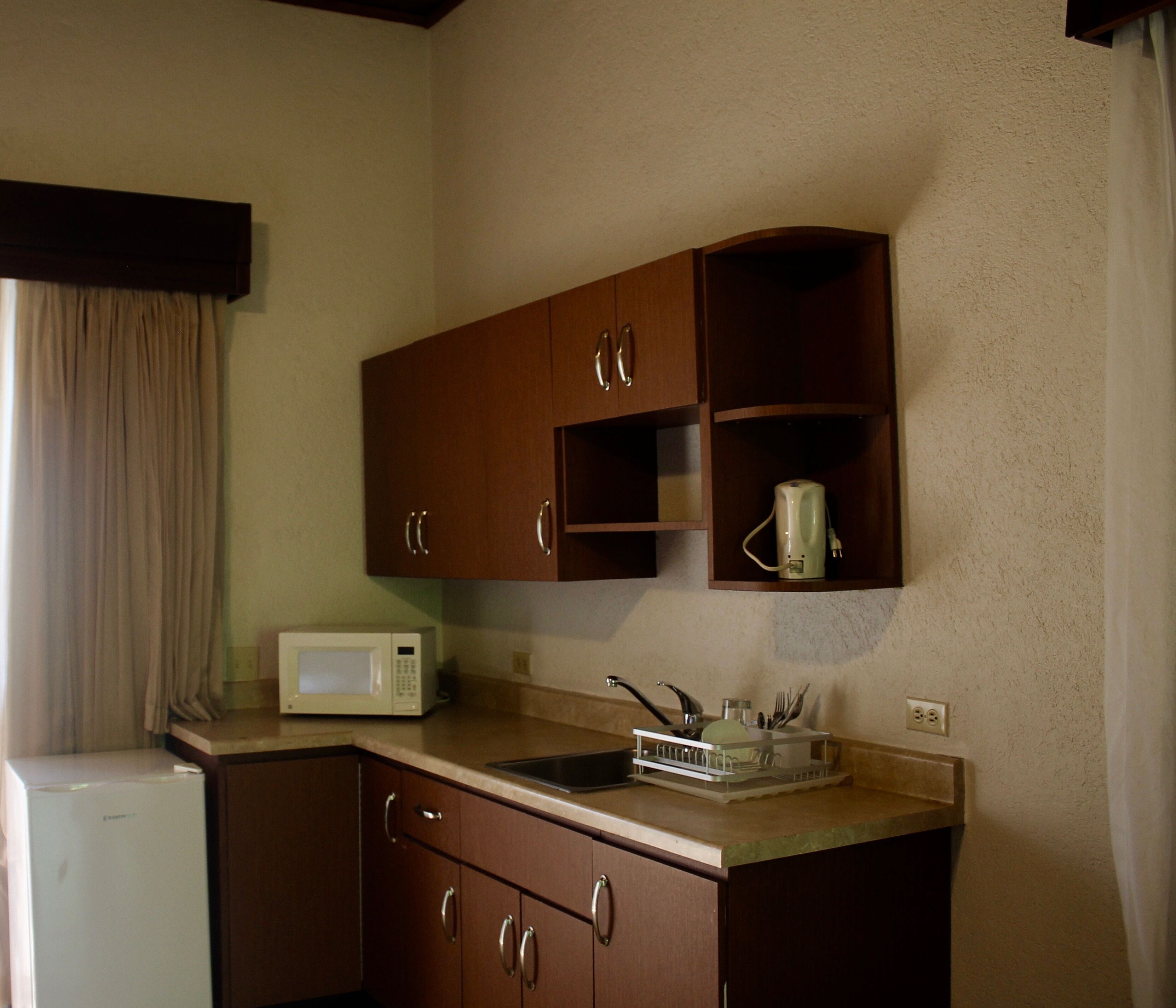 deluxe suite, kitchenette, mountain view | private kitchenette | paper towels