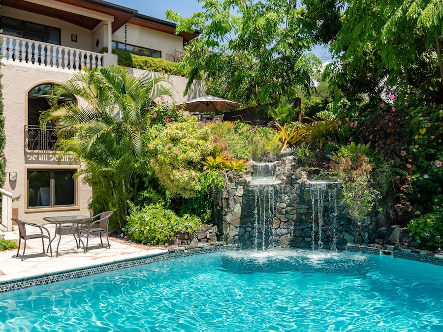 Una piscina al aire libre, sillones reclinables de piscina