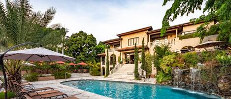 Kolam renang outdoor, dengan kursi berjemur