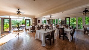 Frokost, lunsj og middag serveres, fusjonsretter, utsikt mot bassenget 