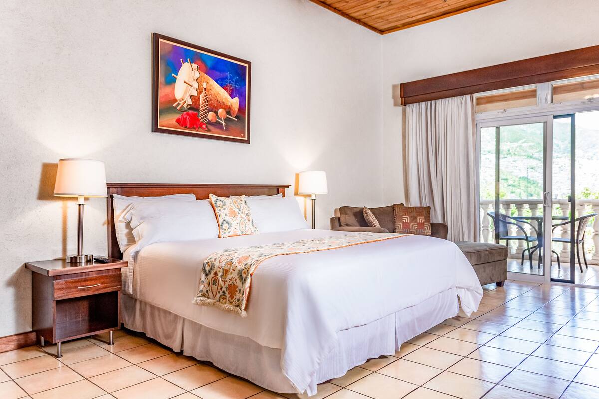 Deluxe Suite, Kitchenette, Mountain View | 1 bedroom, in-room safe, desk, laptop workspace