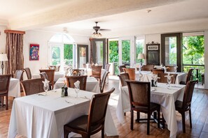 Breakfast, lunch, dinner served; Fusion cuisine, pool views  - Villa Thérèse (Petionville)