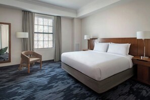 Rum - 1 kingsize-säng | Värdeförvaringsskåp på rummet, skrivbord och arbetsyta för laptop