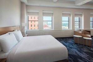 Peti besi dalam bilik, meja, ruang kerja komputer riba 