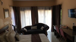 Minibar, in-room safe, desk, laptop workspace - Valley View Lodge (Kwaluseni)