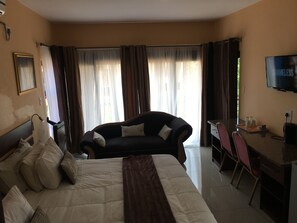 Exklusiv studiosvit | Minibar, värdeförvaringsskåp på rummet och skrivbord