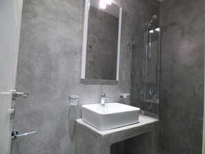 Quarto luxo, 1 cama de casal, sacada | Banheiro | Chuveiro, produtos de toalete grátis