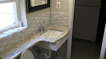 Ensemble douche/baignoire, sĂšche-cheveux, serviettes fournies