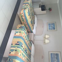 Quarto, 2 camas de casal, para não fumantes | Escrivaninha, Wi-Fi de cortesia, roupa de cama