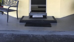 A building entrance with a mailbox labeled "MAIL 4125". - Apollo Inn Motel (Cocoa)