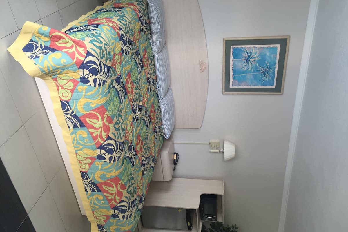 Room, 1 King Bed, Non Smoking | Desk, free WiFi, bed sheets
