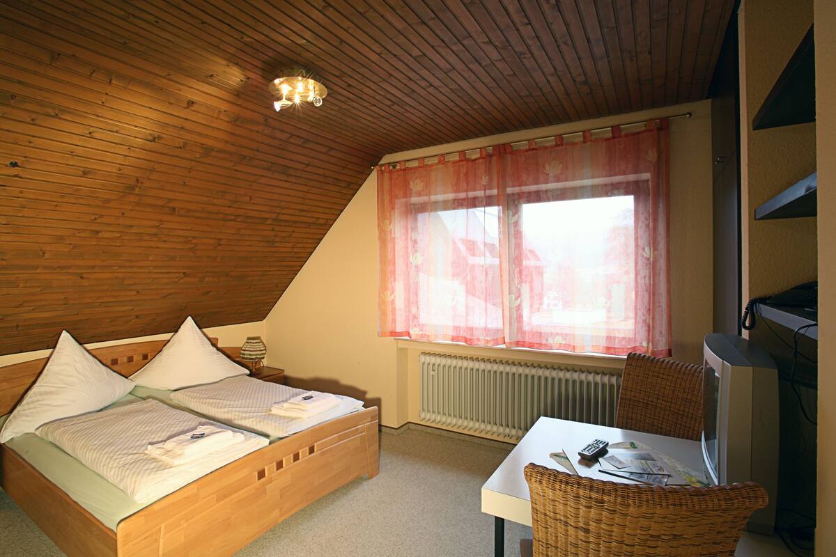 Standaard tweepersoonskamer | Hypoallergeen beddengoed, een bureau, gratis babybedden, gratis wifi