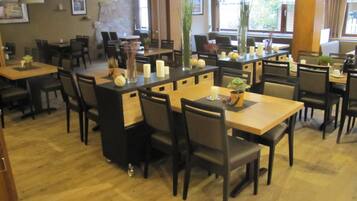 FrĂŒhstĂŒck, Mittagessen, Abendessen, lokale KĂŒche, Speisen im Freien